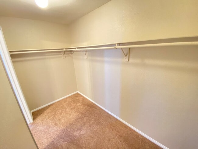 Building Photo - Charming 2 Bed/2Bath Condo nestled in this beautiful Green Valley Community. Make the Move for Le...