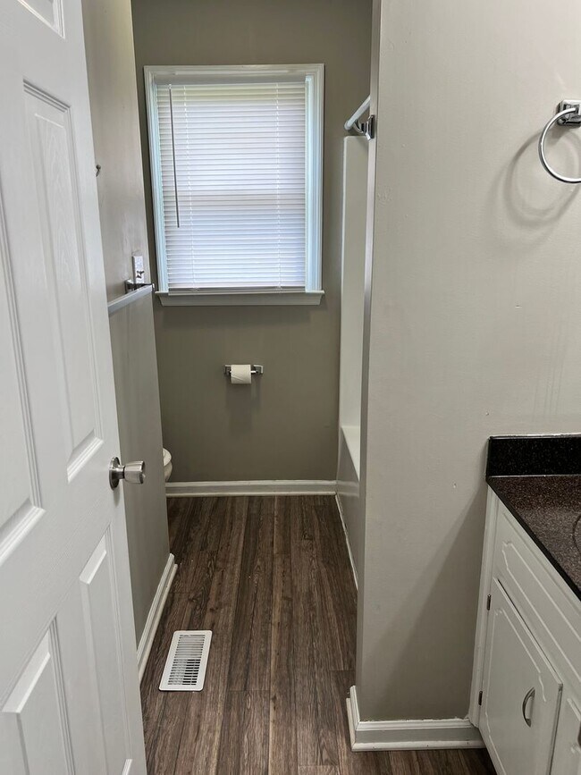 Building Photo - 3 Bedroom Home close to I24