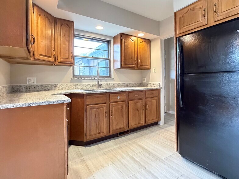 Building Photo - 5430 E 11th St