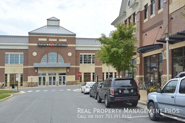 Building Photo - Beautifully Maintained 7 Bedroom 6 Bath Ho...