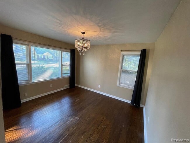 Building Photo - 1749 E Maple Rd