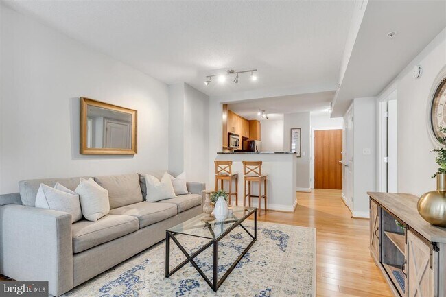 Building Photo - 915 E St NW