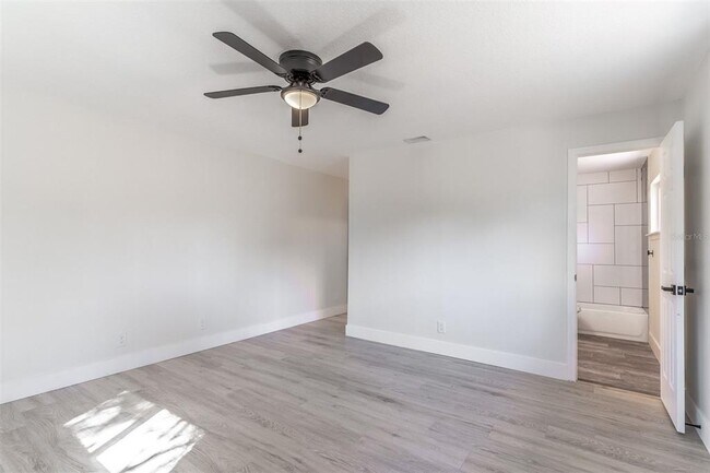 Building Photo - 16880 SE 63rd Ln