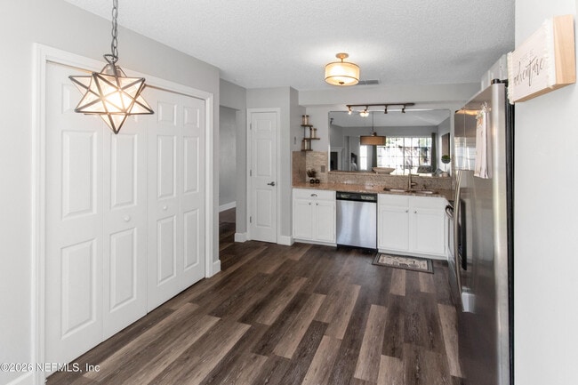 Building Photo - 1720 Wildwood Creek Ln