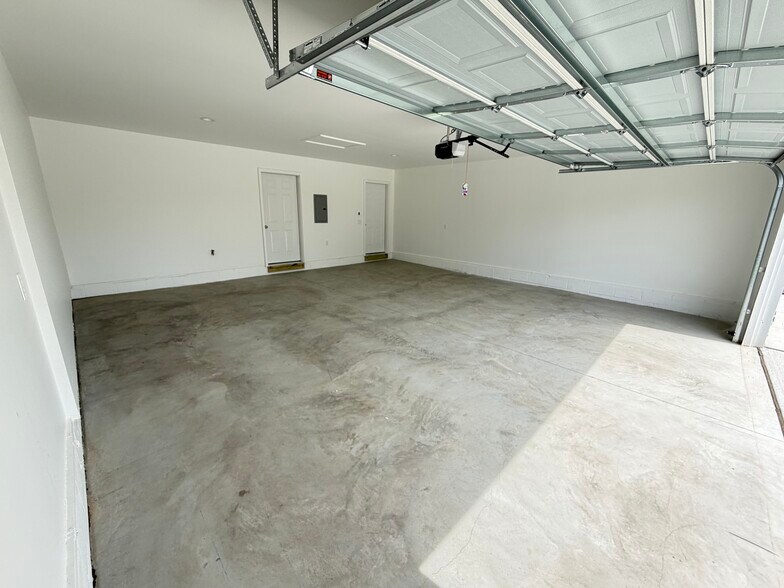 Building Photo - 2130 Carriage Hill Cir