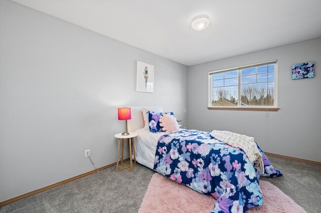 Building Photo - Immaculate 3 bed with lg fenced yard