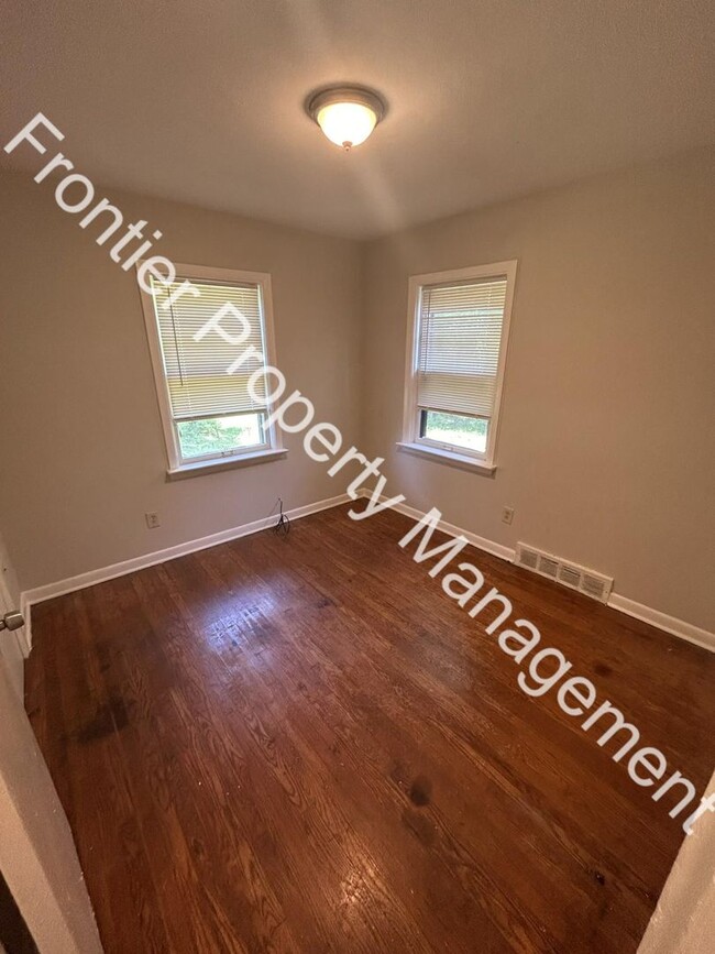 Building Photo - *Move-in Special! $100 Off 1st Months' Ren...