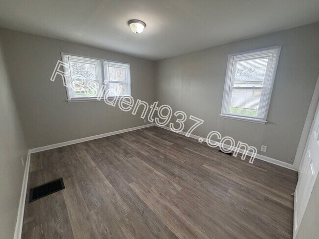 Building Photo - 2 Bedroom 1 Bath home with fenced in backyard