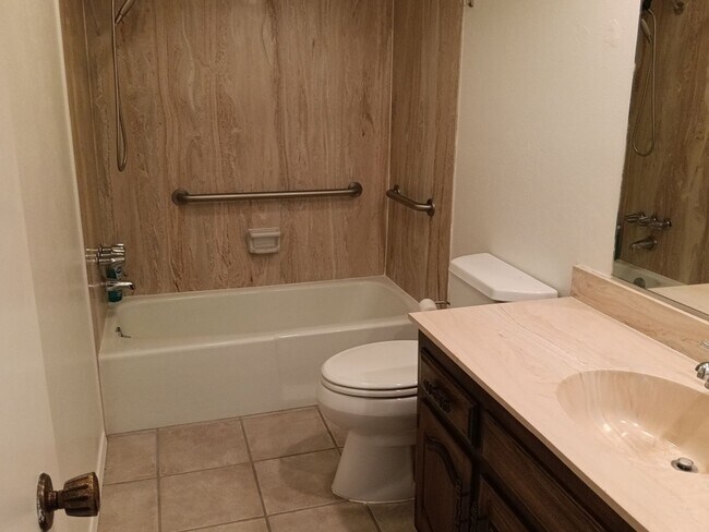 Building Photo - 2 Bedroom, 2 Bathroom! Lovely Home Coming Soon!