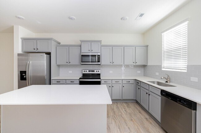 Building Photo - Available June 24th  3br 2.5 ba townhome i...