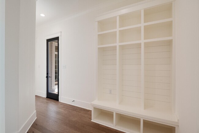 Building Photo - 1117 E Irvin Dr