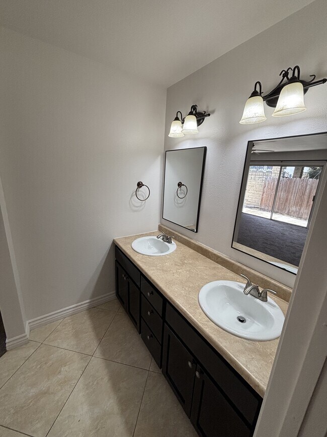 Building Photo - 388 Hilltop Dr