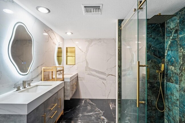 Building Photo - 8178 E Vía De La Escuela