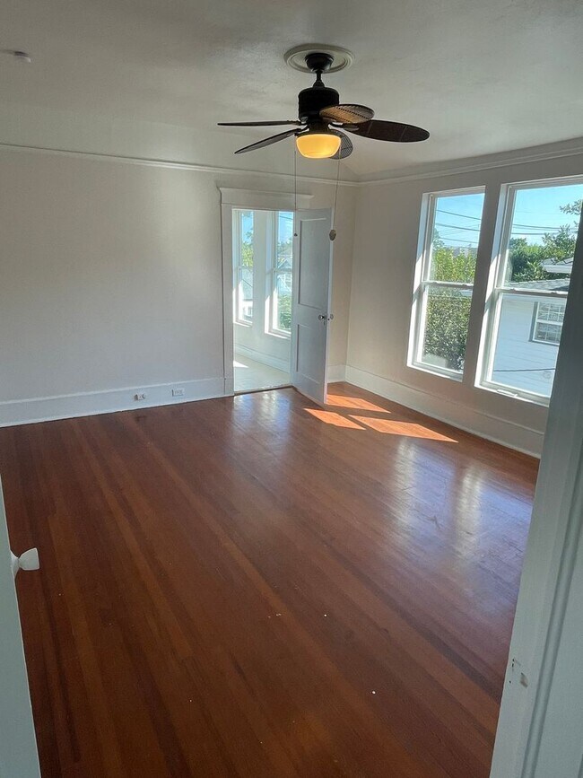 Building Photo - PRICE REDUCED! Newly Renovated 3BD/2BA in Lakeview