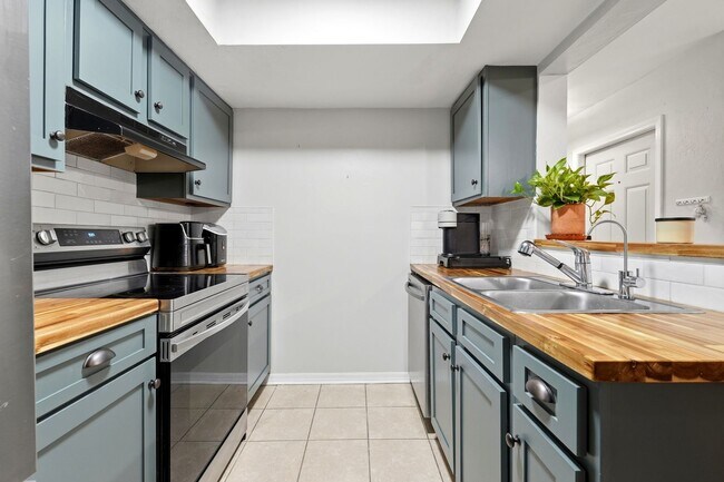 Building Photo - Rockwood Villa 2 bedroom 2 1/2 bath condo