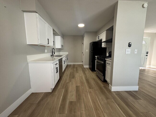 Building Photo - 3BR/2BA Single-Story — Minutes to Strip & Airport