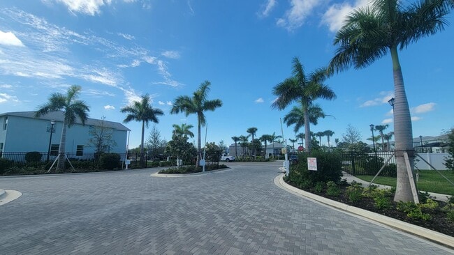 Building Photo - 569 Salisbury Cir