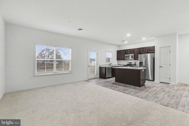 Building Photo - 7867 Oakbrook Dr