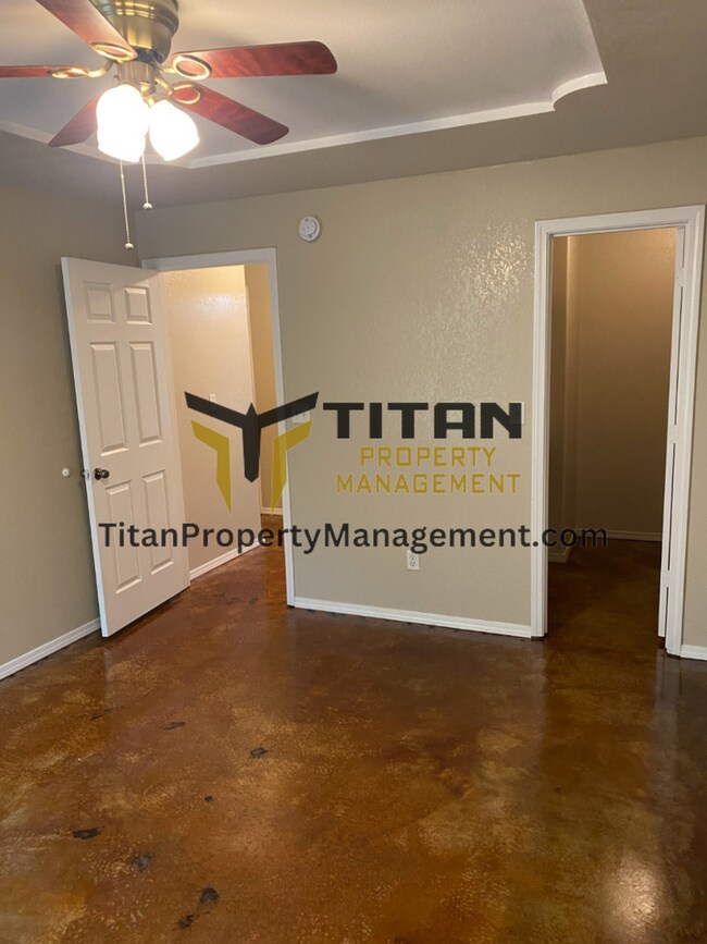 Building Photo - 3b/2b house