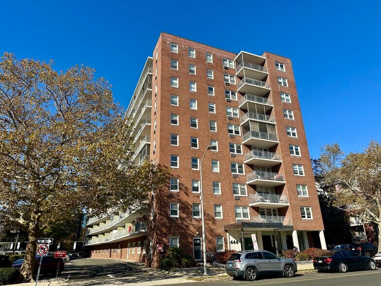 Building Photo - 444 Bedford St