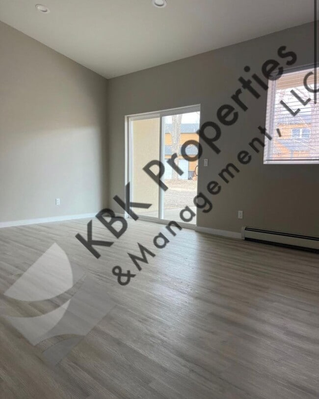 Building Photo - 906-908 Douglas Dr