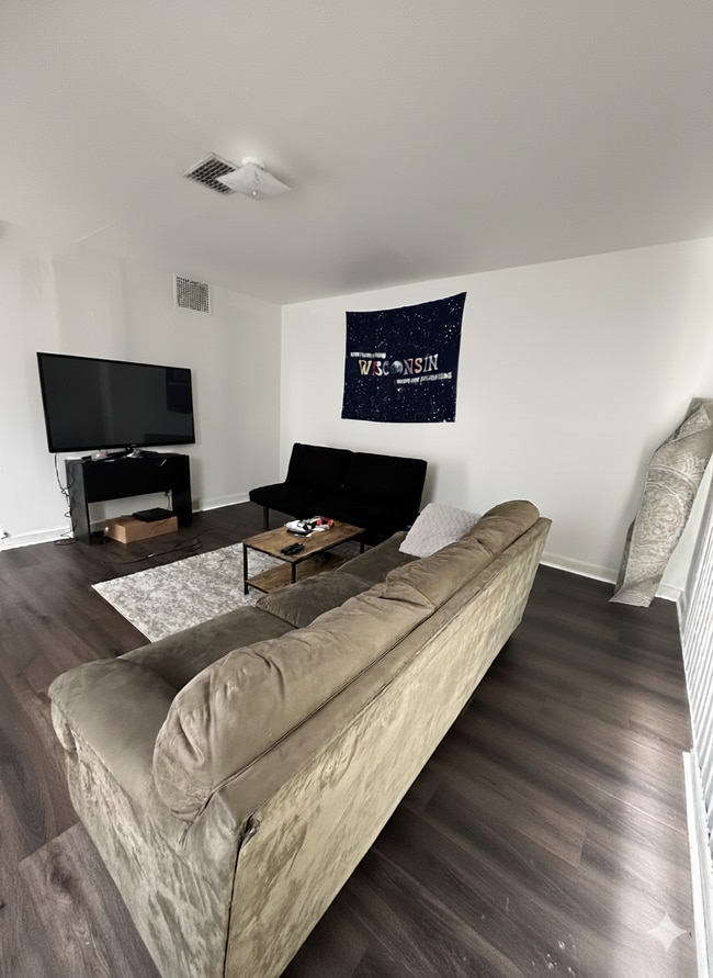 Building Photo - 3 Bed 1 Bath near UWEC, Water Street, and Sonnentag!