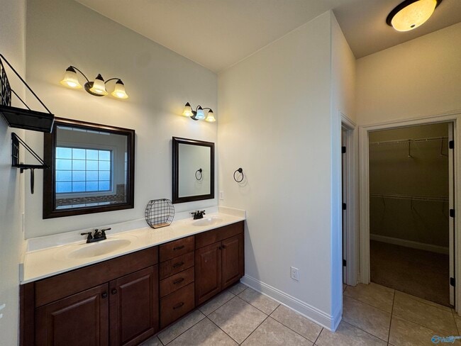 Building Photo - 2444 Bell Manor Dr SW