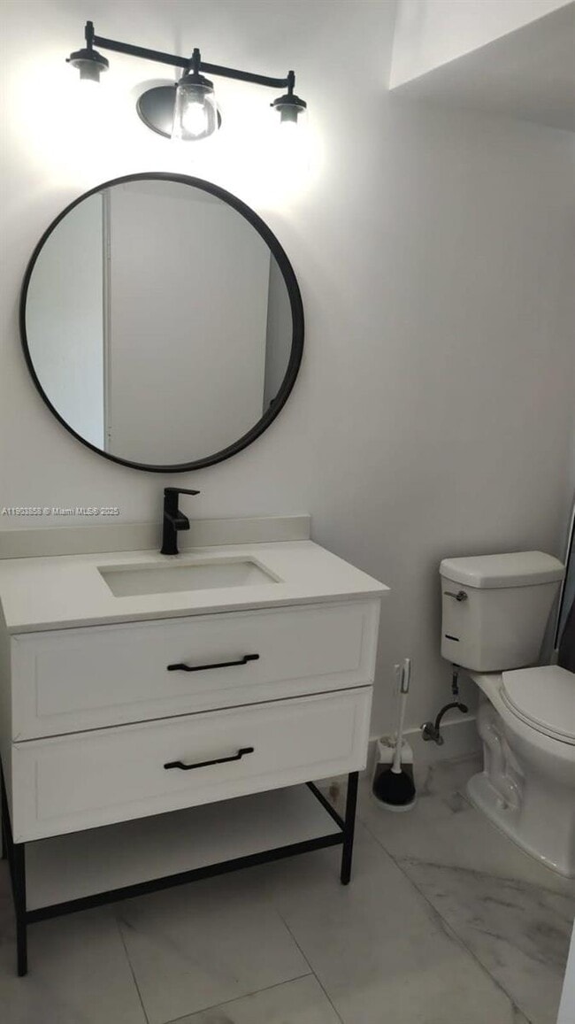 Building Photo - 1860 Venice Park Dr