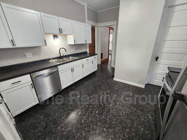 Building Photo - 636 S 7th St