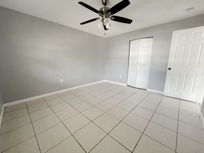 Building Photo - 2/1 Duplex AVAILABLE NOW!