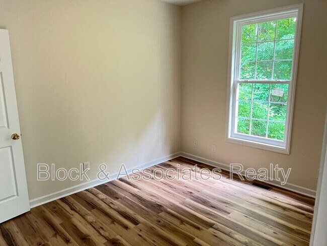 Building Photo - 302 Edward Ct