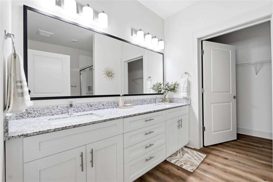 Building Photo - 2025 W Iris Dr SE