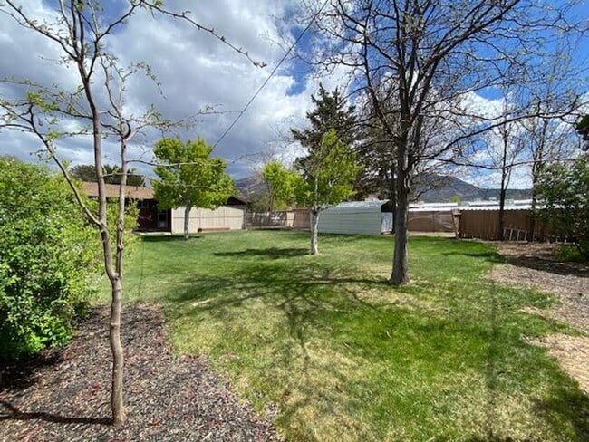 Building Photo - 3 Bedroom 2 Bath Single Family Home