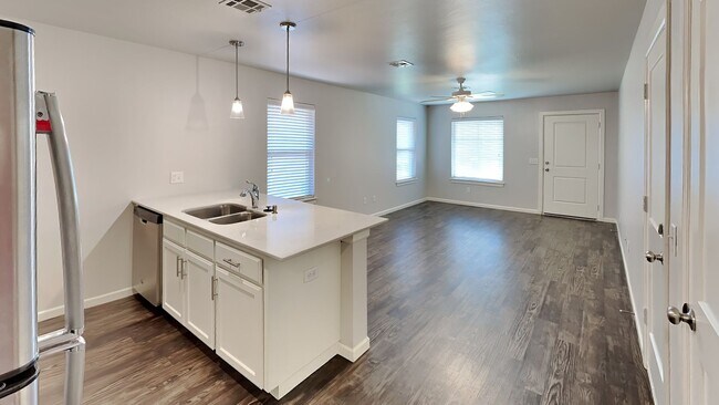 Building Photo - 2 Bedroom 1 Bathroom 1 Car Garage Duplex Close to Broadway Extension and 8 Minutes from Downtown OKC