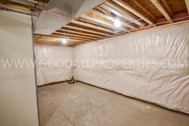 Building Photo - 4 Bed 2.5 bath Ranch with Finished Basement!