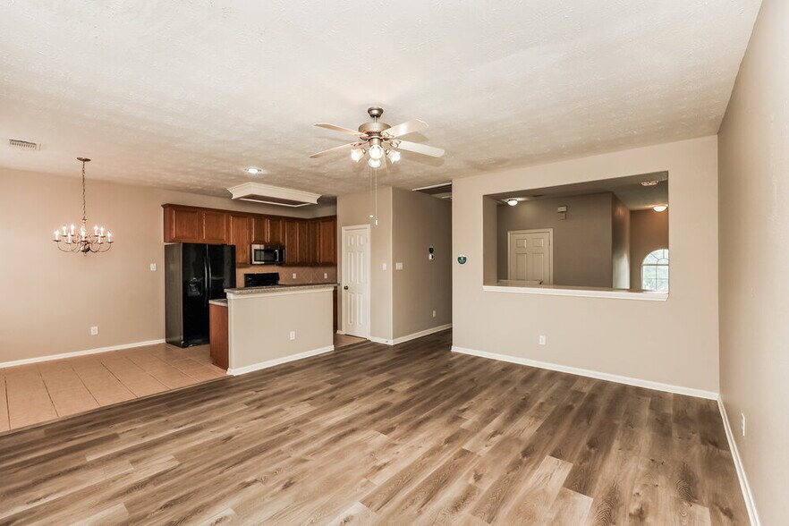 Building Photo - 814 Forest Ivy Ln