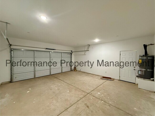 Building Photo - Modern 4 Bed/2 Bath E Bakersfield Home w/ RBP & Security Deposit Alternative Option