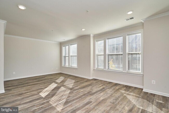 Building Photo - 45116 Kincora Dr