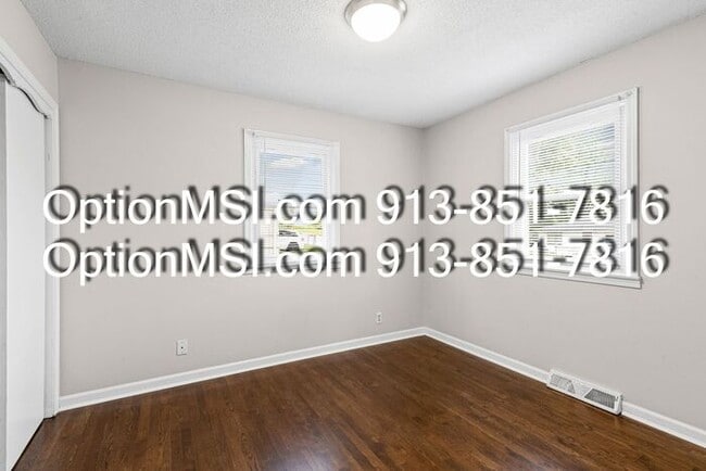 Building Photo - Welcome home to this beautifully updated 3-bedroom home in Kansas City, KS!