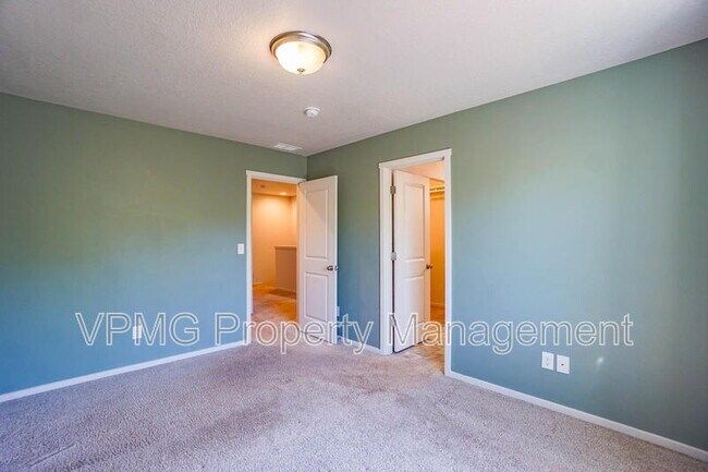 Building Photo - 2116 NE 115th Ct