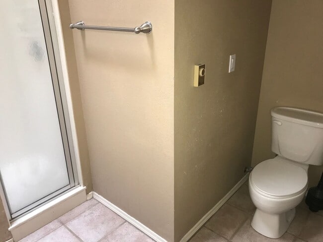 Building Photo - 3 bed 2 full bath