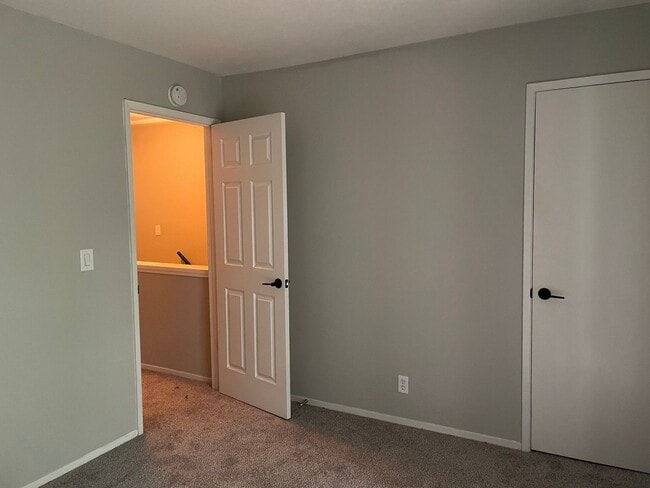 Building Photo - Two Bedroom 1.5 Bath Townhome unit in Standford Park HOA