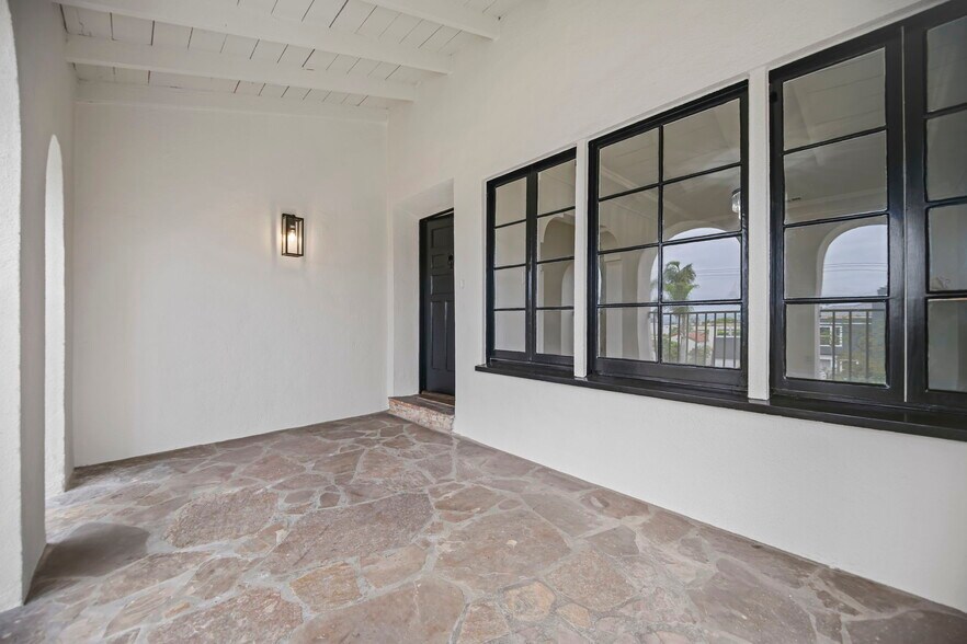 Building Photo - 1146 S Stanley Ave