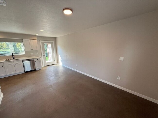 Building Photo - 2901 Waverly Dr SE