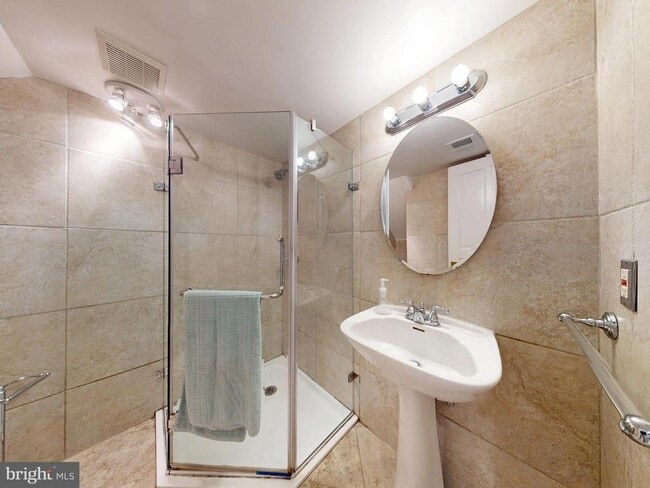 Building Photo - 1808 Riggs Pl NW