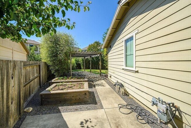 Building Photo - One of Northwest Nicest homes