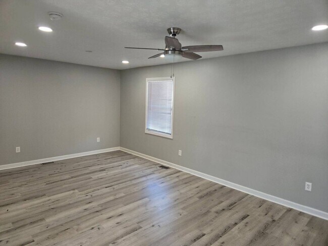 Building Photo - Charming 5-Bedroom Property in Prime Location