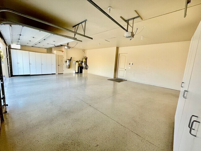 Building Photo - Beautiful Pet-Friendly Home on Green Springs Golf Course