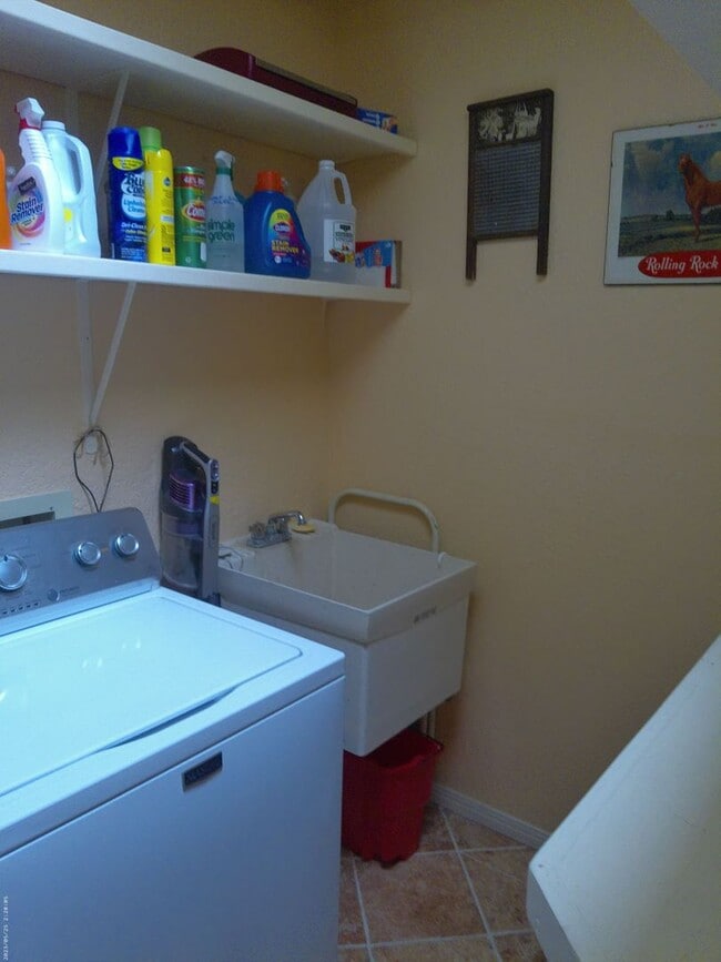 Building Photo - Entertainers Delight Beautiful Pool home Available May 12 to Sept 15, 2026