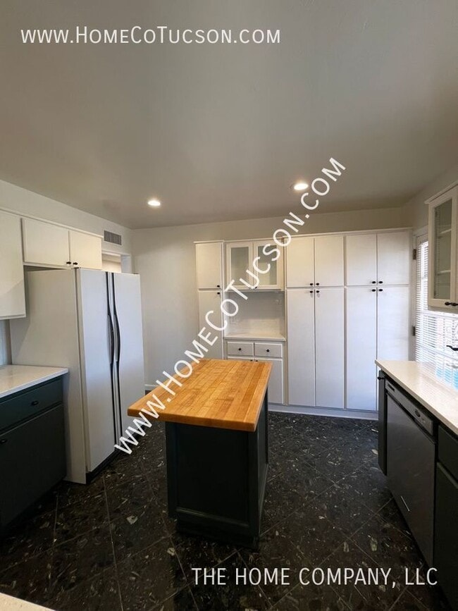 Building Photo - 3015 E 4th St